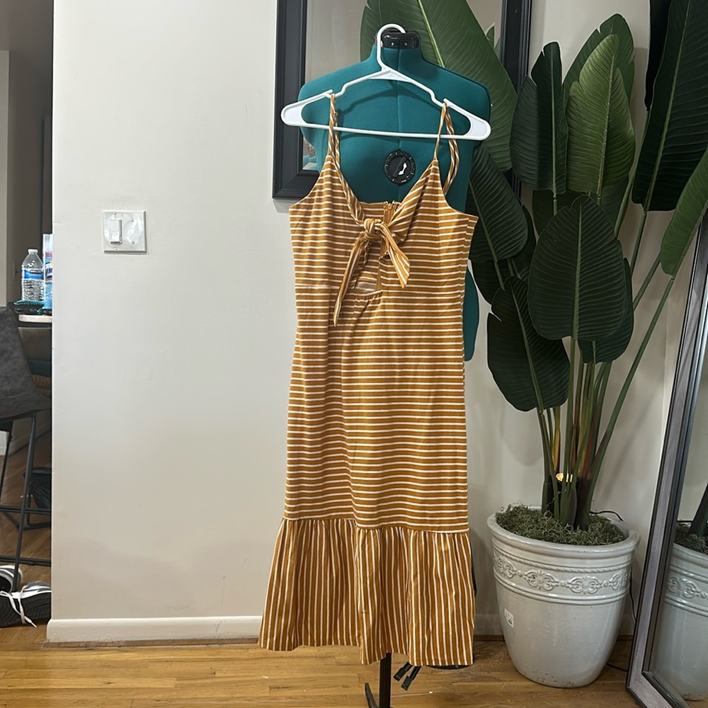Brought this dress from a boutique never worn NWOT size M have stretch